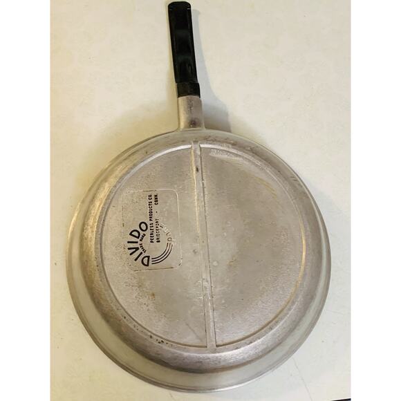 Peerless Products Divido Vintage Cast Aluminum Divided 9” Skillet - Picture 5 of 6